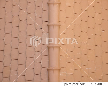 Beige tiled roof with central downpipe Beige tiled roof with central downpipe 140450053