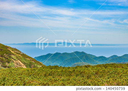 從知床峠看到的國後島(北方領土) 從知床峠看到的國後島(北方領土) 140450739