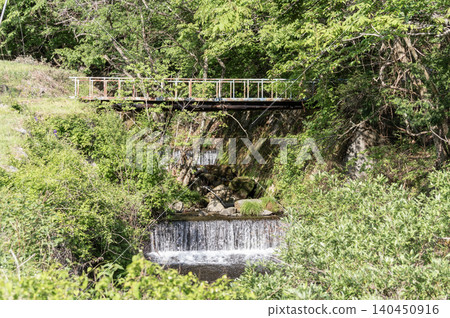 A bridge and weir spanning the Tsutsumigawa River in early summer (Yamanashi City, Yamanashi Prefecture) A bridge and weir spanning the Tsutsumigawa River in early summer (Yamanashi City, Yamanashi Prefecture) 140450916