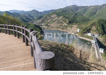 Beautiful scenery of fresh greenery at Kotogawa Dam and Otome Lake in early summer (Yamanashi City) Beautiful scenery of fresh greenery at Kotogawa Dam and Otome Lake in early summer (Yamanashi City) 140450921