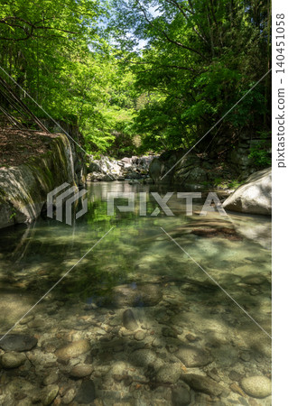 The Fuefuki River stream in early summer, with sunlight filtering through the fresh green leaves (Yamanashi City, Yamanashi Prefecture) The Fuefuki River stream in early summer, with sunlight filtering through the fresh green leaves (Yamanashi City, Yamanashi Prefecture) 140451058