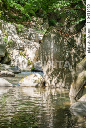 The Fuefuki River stream in early summer, with sunlight filtering through the fresh green leaves (Yamanashi City, Yamanashi Prefecture) The Fuefuki River stream in early summer, with sunlight filtering through the fresh green leaves (Yamanashi City, Yamanashi Prefecture) 140451060