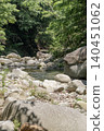 The Fuefuki River stream and fresh greenery in early summer (Yamanashi City, Yamanashi Prefecture) 140451062