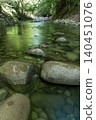 The Fuefuki River stream in early summer, with sunlight filtering through the fresh green leaves (Yamanashi City, Yamanashi Prefecture) 140451076