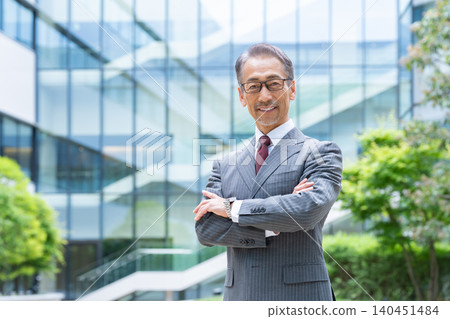 一位商人站在辦公室前 一位商人站在辦公室前 140451484