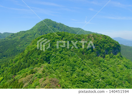 從福岡縣高之須山第二峰附近可以看到彥山北峰和高之須山第一峰。 從福岡縣高之須山第二峰附近可以看到彥山北峰和高之須山第一峰。 140451594
