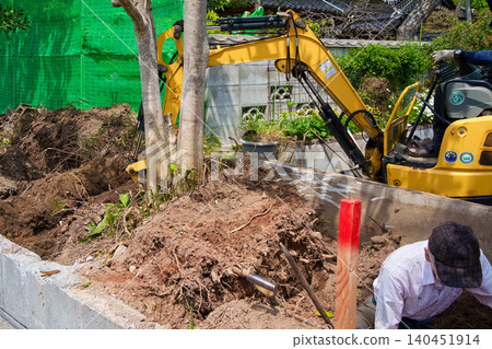 Tree stump removal work by a landscaping company 140451914