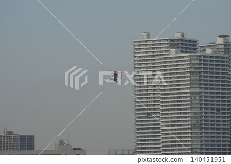 直升機飛越一片摩天大樓群 直升機飛越一片摩天大樓群 140451951