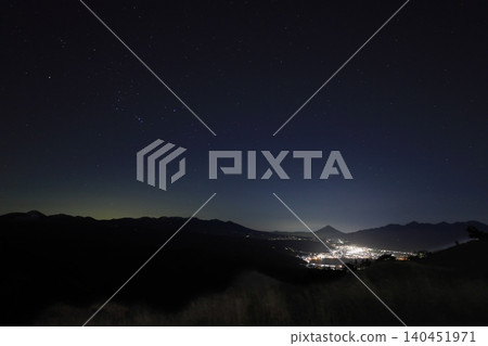 富士山橫跨詬訪湖,繁星點點的夜空映入眼簾。 富士山橫跨詬訪湖,繁星點點的夜空映入眼簾。 140451971