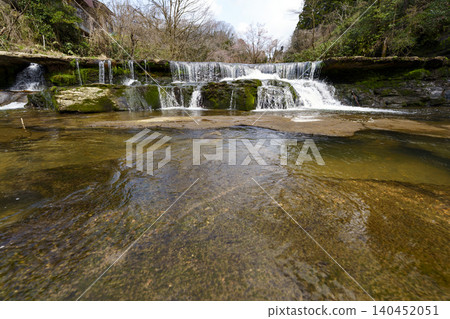 The refreshing Ichinotaki waterfall in Miyajima Gorge, Oyabe City The refreshing Ichinotaki waterfall in Miyajima Gorge, Oyabe City 140452051