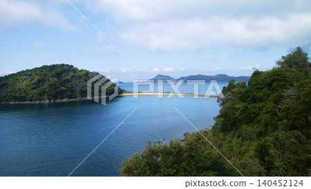 平靜的海灣與蔚藍的大海 平靜的海灣與蔚藍的大海 140452124