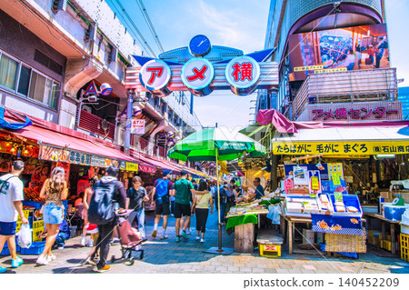 6月13日,東京城市景觀。入境旅遊仍在繼續…展現了熙熙攘攘的阿美橫町及其他地區的景象。 6月13日,東京城市景觀。入境旅遊仍在繼續…展現了熙熙攘攘的阿美橫町及其他地區的景象。 140452209