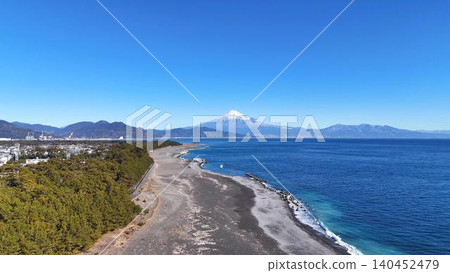 從空中俯瞰三保松原海岸線和雄偉的富士山。 從空中俯瞰三保松原海岸線和雄偉的富士山。 140452479