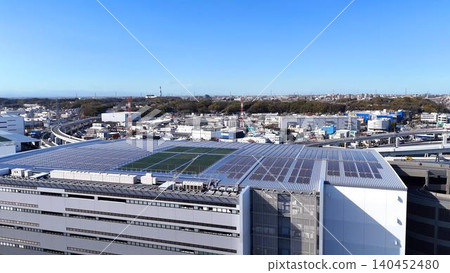 從空中俯瞰,一座巨大的物流設施,其太陽能電池板在藍天的映襯下格外醒目。 從空中俯瞰,一座巨大的物流設施,其太陽能電池板在藍天的映襯下格外醒目。 140452480
