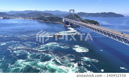 從空中俯瞰鳴門海峽強勁的水流。 從空中俯瞰鳴門海峽強勁的水流。 140452550
