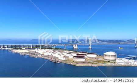 從空中俯瞰瀨戶大橋和島嶼,可以看到沿海工業區的全景。 從空中俯瞰瀨戶大橋和島嶼,可以看到沿海工業區的全景。 140452556