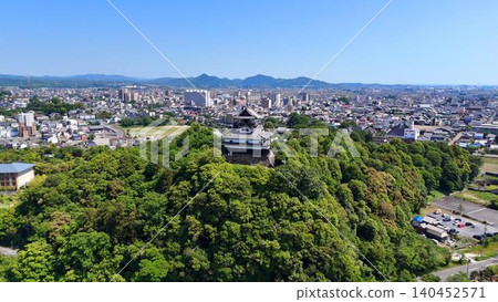 從空中俯瞰愛知縣犬山市的廣闊景色以及國寶犬山城鬱鬱蔥蔥的綠植。 從空中俯瞰愛知縣犬山市的廣闊景色以及國寶犬山城鬱鬱蔥蔥的綠植。 140452571