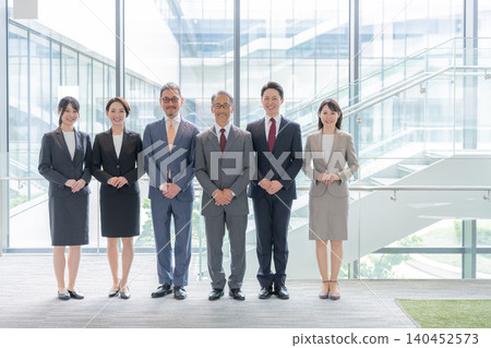 Businessmen working in the office (multiple people, multiple people, groups, large numbers) Businessmen working in the office (multiple people, multiple people, groups, large numbers) 140452573