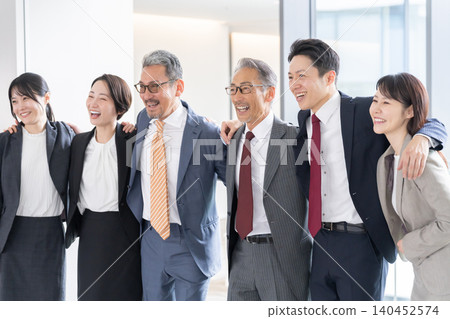 幾個商人肩並肩站在一起(多人、一群人、很多人) 幾個商人肩並肩站在一起(多人、一群人、很多人) 140452574