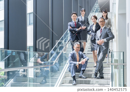 Businessmen working in the office (multiple people, multiple people, groups, large numbers) Businessmen working in the office (multiple people, multiple people, groups, large numbers) 140452575