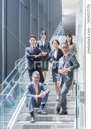 Businessmen working in the office (multiple people, multiple people, groups, large numbers) Businessmen working in the office (multiple people, multiple people, groups, large numbers) 140452576