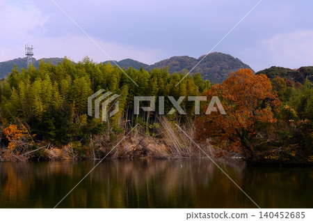 水龜之鄉的秋葉美景 140452685