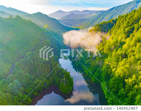 [Aerial view] A spectacular view of the Hyogase Valley at the foot of Mt. Ontake, bathed in the morning sun on an early summer morning, and the mountain range shrouded in morning mist. 140452907