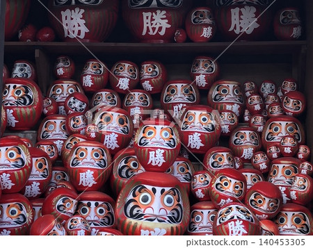 A scene of winning Daruma dolls lined up at Katsuoji Temple. A scene of winning Daruma dolls lined up at Katsuoji Temple. 140453305