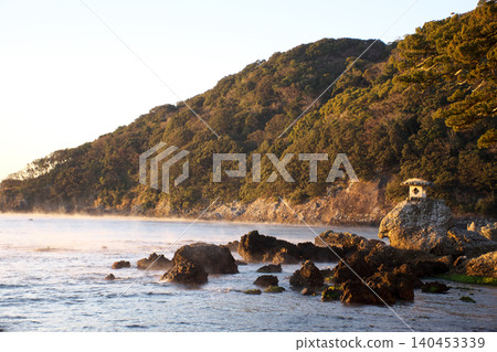 晨曦灑在海面上的石燈籠上 晨曦灑在海面上的石燈籠上 140453339
