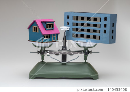 一張對比獨立式住宅和公寓的標尺圖片。 一張對比獨立式住宅和公寓的標尺圖片。 140453408