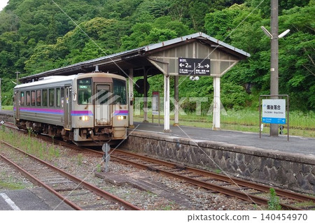 A single-car KiHa 120 series local train stopping at Bingo-Ochiai Station on the JR West Geibi Line. A single-car KiHa 120 series local train stopping at Bingo-Ochiai Station on the JR West Geibi Line. 140454970