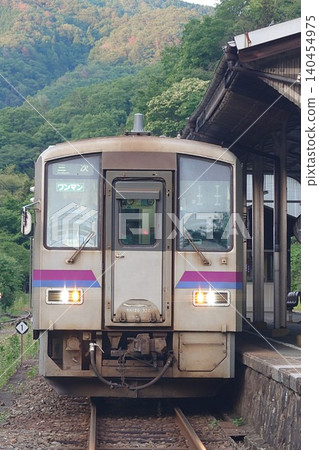 一列單節車廂的KiHa 120系列普通列車停靠在JR西日本溪備線的備後落合站。 140454975