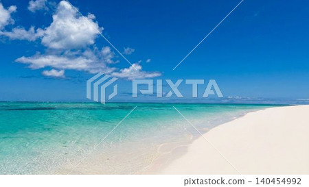 沖繩縣久米島的白沙灘和碧綠海水,名為羽田濱。 沖繩縣久米島的白沙灘和碧綠海水,名為羽田濱。 140454992