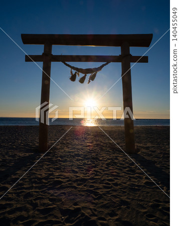 一年中的第一道陽光,以及海岸邊建造的鳥居。 一年中的第一道陽光,以及海岸邊建造的鳥居。 140455049