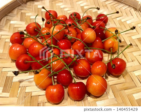 Sweet and delicious seasonal cherries (Sato Nishiki) 01 Sweet and delicious seasonal cherries (Sato Nishiki) 01 140455429