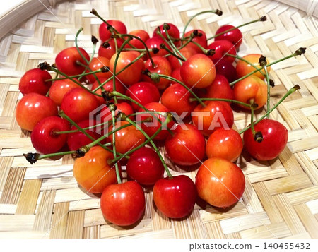 Sweet and delicious seasonal cherries (Sato Nishiki) 02 Sweet and delicious seasonal cherries (Sato Nishiki) 02 140455432