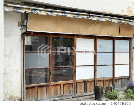 空置店舖的外觀,破舊的木製拉門。 空置店舖的外觀,破舊的木製拉門。 140456103