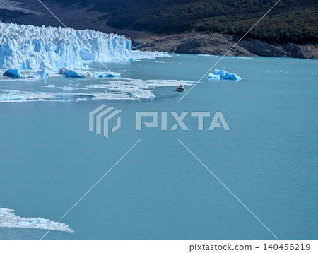 Scenic view of Perito Moreno Glacier and icy waters 140456219