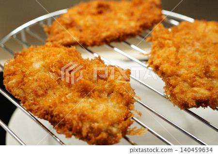 一張鮮嫩多汁、金黃酥脆的炸豬排特寫。 一張鮮嫩多汁、金黃酥脆的炸豬排特寫。 140459634