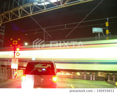 2013 年 12 月 3 日,伊勢崎線 469 號平交道夜間景象:東武鐵道伊勢崎線 800 系列列車通過與縣道 354 號的平交道。 2013 年 12 月 3 日,伊勢崎線 469 號平交道夜間景象:東武鐵道伊勢崎線 800 系列列車通過與縣道 354 號的平交道。 140459831
