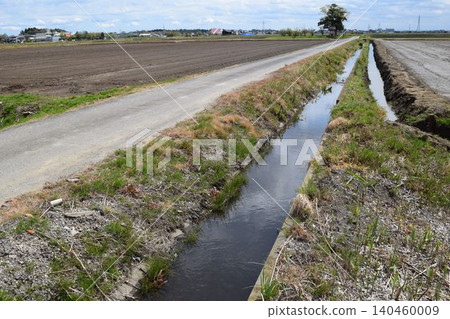 Farm roads and agricultural waterways Rural scenery Farm roads and agricultural waterways Rural scenery 140460009