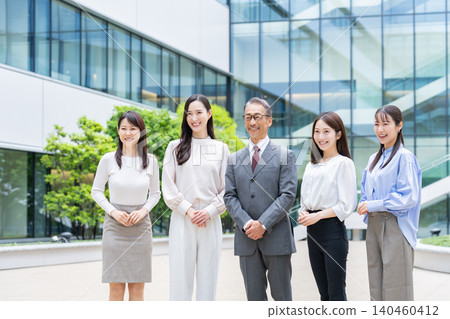 女企業家和公司總裁在辦公室工作(一群人,多人,大型團體) 女企業家和公司總裁在辦公室工作(一群人,多人,大型團體) 140460412