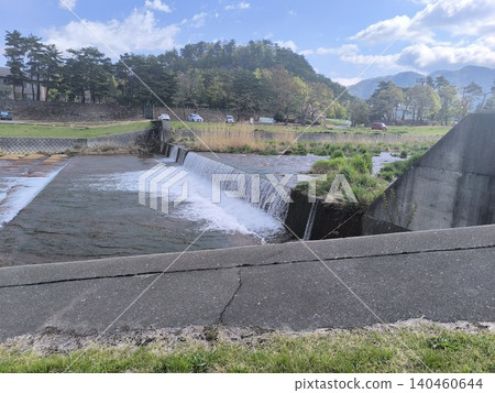 長野縣須坂市桃川綠地流過的桃川上的堰壩,以及清新的春日綠意景色。 長野縣須坂市桃川綠地流過的桃川上的堰壩,以及清新的春日綠意景色。 140460644