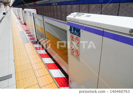 Platform screen doors on the Hanzomon Line Platform screen doors on the Hanzomon Line 140460763