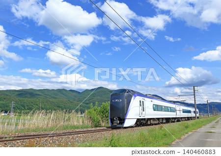 Oito Line: Hakuba Limited Express in early summer Oito Line: Hakuba Limited Express in early summer 140460883