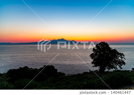 從禦子倉海岸拍攝的長崎雲仙岳和有明海的日落景色。 從禦子倉海岸拍攝的長崎雲仙岳和有明海的日落景色。 140461447