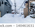 雪域生活：大雪紛飛時，道路上的日常生活，大塊積雪壓在電線上。 140461631