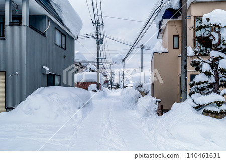 雪域生活：大雪紛飛時，道路上的日常生活，大塊積雪壓在電線上。 140461631
