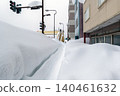 雪地生活：大雪封路，人行道變得異常狹窄，僅容一人勉強通過。行人小心翼翼地走過人行天橋。 140461632