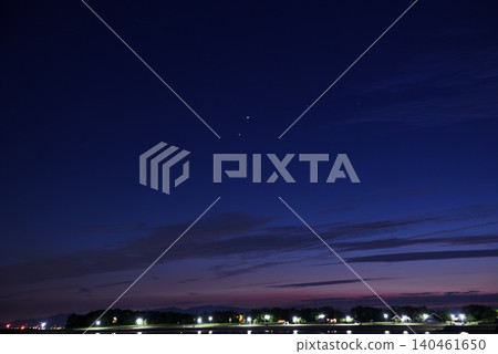 Venus and Jupiter rendezvous in the western sky Venus and Jupiter rendezvous in the western sky 140461650